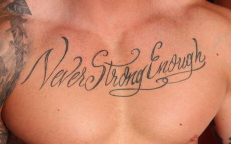 I bravi ragazzi americani Jaxon Colt e Slate Steele, entrambi ben fatti, si succhiano e si scopano a vicenda