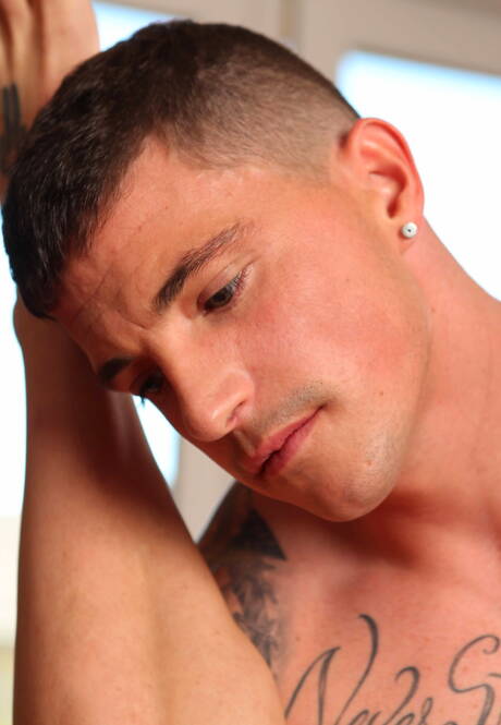 I bravi ragazzi americani Jaxon Colt e Slate Steele, entrambi ben fatti, si succhiano e si scopano a vicenda