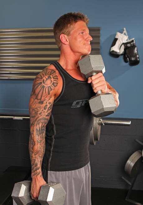 アメリカ人のたくましいコール・クリスチャンセンがヌードでポーズをとり、素敵なお尻を披露