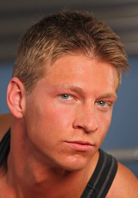 アメリカ人のたくましいコール・クリスチャンセンがヌードでポーズをとり、素敵なお尻を披露