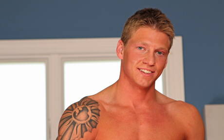 アメリカ人のたくましいコール・クリスチャンセンがヌードでポーズをとり、素敵なお尻を披露