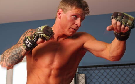 アメリカ人のたくましいコール・クリスチャンセンがヌードでポーズをとり、素敵なお尻を披露