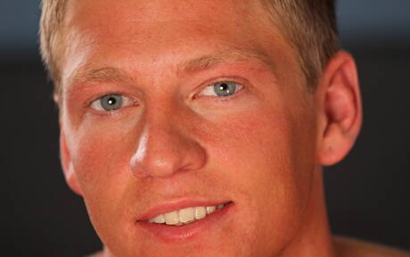 アメリカ人のたくましいコール・クリスチャンセンがヌードでポーズをとり、素敵なお尻を披露