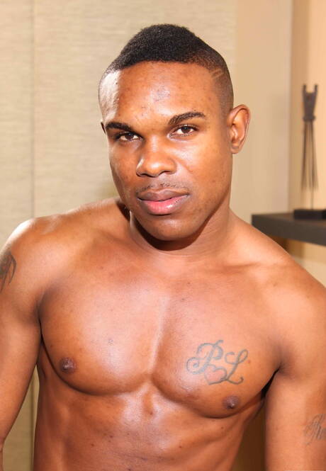 O cara musculoso e musculoso Diaon Starr mostra um corpo musculoso