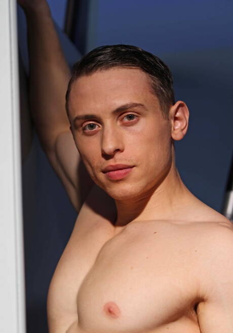 Dobrze zbudowany Amerykanin Dante Martin obnaża się i pokazuje tyłek