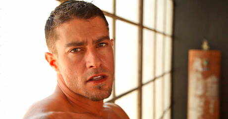 Lo stallone americano Cody Cummings si masturba il cazzo