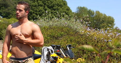 英國帥哥 Luke Adams 在戶外玩弄雞巴