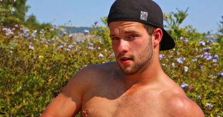 英國帥哥 Luke Adams 在戶外玩弄雞巴