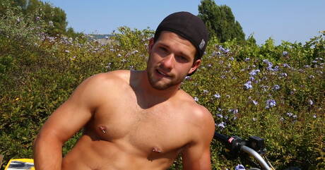 英國帥哥 Luke Adams 在戶外玩弄雞巴