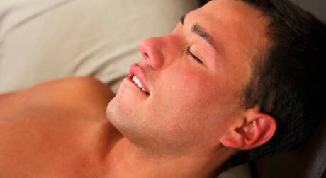 Hete Amerikaanse jongens, de jonge Matthew Keading en de jonge kerel Blake Stone neuken kont na het zuigen