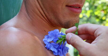 Il muscoloso americano Austin Storm stuzzica il suo cazzo all