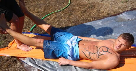 Na zewnątrz Liam, Corbin, Brandon, Christian, Austin liżący tyłek i palcujący