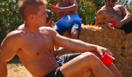 Na zewnątrz Liam, Corbin, Brandon, Christian, Austin liżący tyłek i palcujący