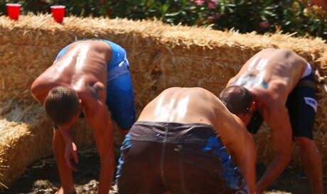 Na zewnątrz Liam, Corbin, Brandon, Christian, Austin liżący tyłek i palcujący