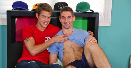 Il bel ragazzo Brad Rockwell e il giovane americano Alex Jordan fanno sesso di coppia bollente