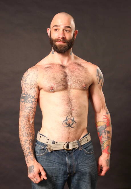 Next Door Studios: Kanadyjski włochaty miś Sam Swift i czarny ogier Jay Black w międzyrasowej scenie fellatio