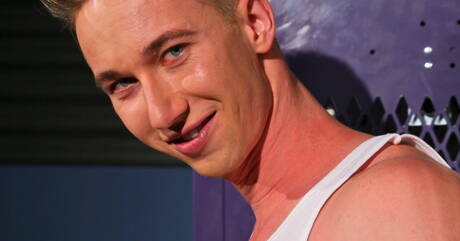 Le minet américain Asa Shaw et le jeune Ashton Webber ont une bonne relation sexuelle anale