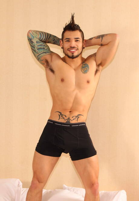 Der schwarze, muskulöse Nubius und der starke Latino Draven Torres ficken nach dem Blowjob in den Arsch