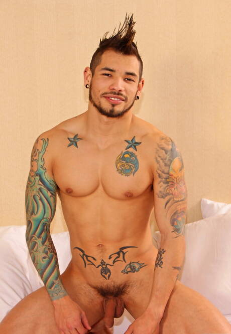 Der schwarze, muskulöse Nubius und der starke Latino Draven Torres ficken nach dem Blowjob in den Arsch