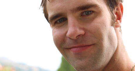 Lo stallone americano Christian Cayden si masturba con un giocattolo all