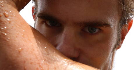 Lo stallone americano Christian Cayden si masturba con un giocattolo all