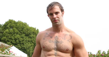 Lo stallone americano Christian Cayden si masturba con un giocattolo all