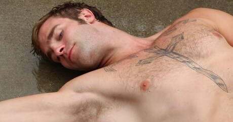 Lo stallone americano Christian Cayden si masturba con un giocattolo all