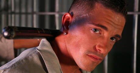 セクシーな黒人悪魔のような欲望が制服姿で両性愛者のスレート・スティールを弄ぶ