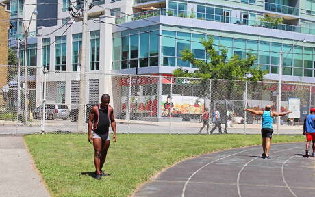 Gorący Jordano Santoro, Jay Black i Damian Brooks uprawiają gorący seks w trójkącie na zewnątrz