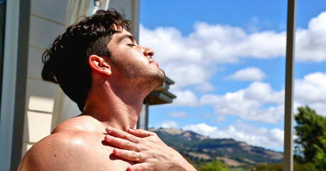 O bonitão americano Stefan Nash masturba seu pau ao ar livre