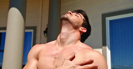 O bonitão americano Stefan Nash masturba seu pau ao ar livre