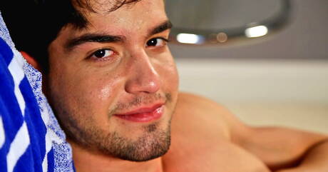 O bonitão americano Stefan Nash masturba seu pau ao ar livre