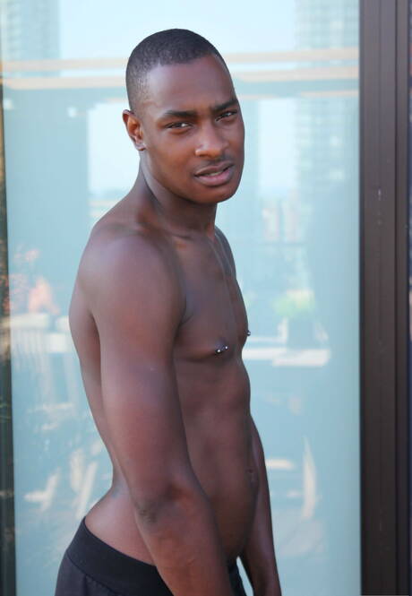 O forte touro oriental Rob Lee e o durão negro Tyson Tyler fazem um bom sexo ao ar livre