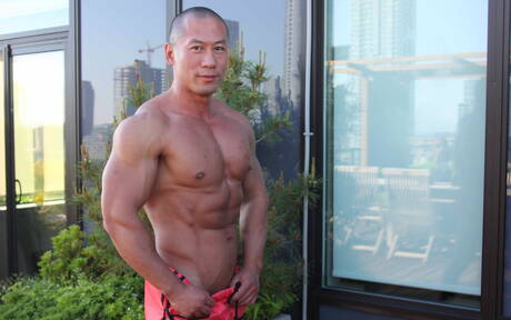 O forte touro oriental Rob Lee e o durão negro Tyson Tyler fazem um bom sexo ao ar livre