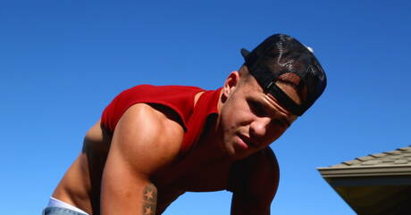 Bodybuilder Hugh Jazz heeft plezier in de buitenlucht