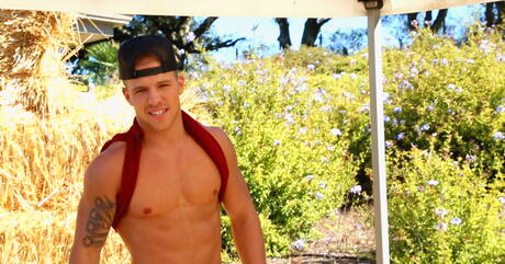 Kulturysta Hugh Jazz świetnie się bawi na świeżym powietrzu