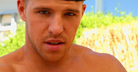 Kulturysta Hugh Jazz świetnie się bawi na świeżym powietrzu