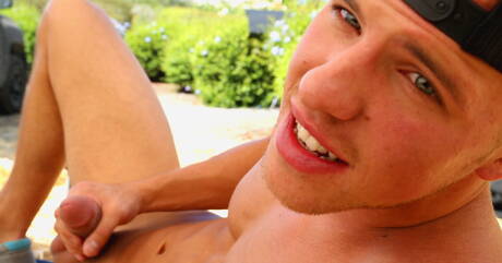 Kulturysta Hugh Jazz świetnie się bawi na świeżym powietrzu