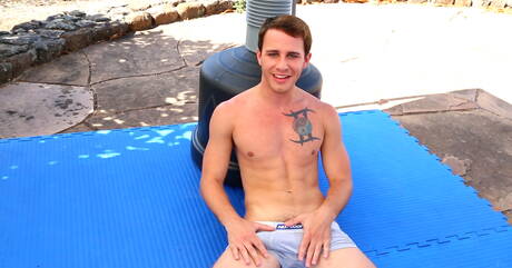 Amerikaanse sterke man Conner Hastings trekt zich af met speelgoed buiten