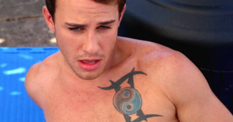 アメリカの力持ちコナー・ヘイスティングスが屋外でおもちゃを使って自慰行為