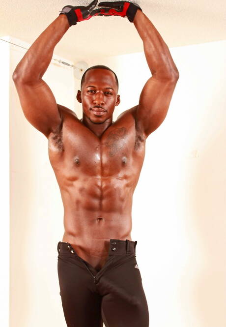 Le bodybuilder noir Derek Jackson se déshabille et montre son joli cul