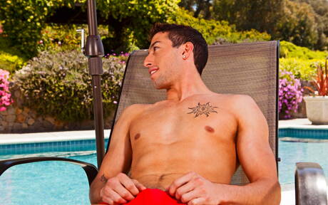 El simpático chico americano Tyler Torro y el musculoso Dominic Reed en una acción homosexual caliente en la piscina