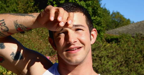 Brandon Bronco baise la chaude brune Veronica Radke au ranch