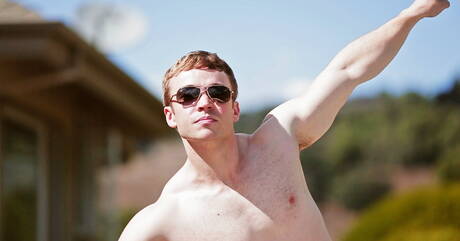 I ragazzi sexy Kayden Hurley, Gabriel Cross e Taylor Wolf in un duro sesso a tre in bagno