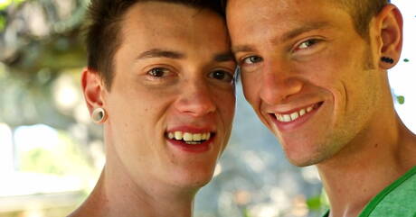 Il twink Elliot Vance e il giovane Shawn Allen cavalcano un cazzo con il fisting all