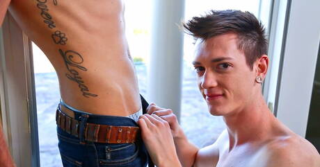 Il twink Elliot Vance e il giovane Shawn Allen cavalcano un cazzo con il fisting all