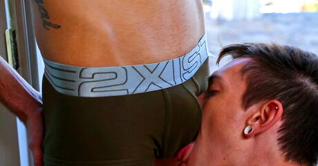 Il twink Elliot Vance e il giovane Shawn Allen cavalcano un cazzo con il fisting all