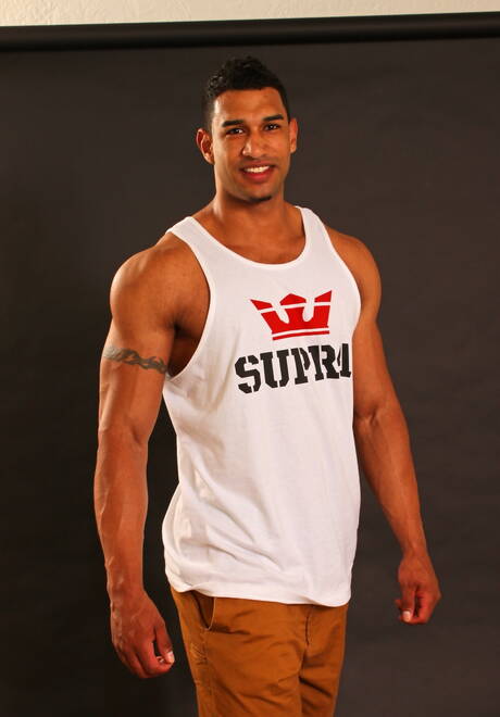 Latynoski kulturysta Enrique A rozbiera się i pokazuje tyłek