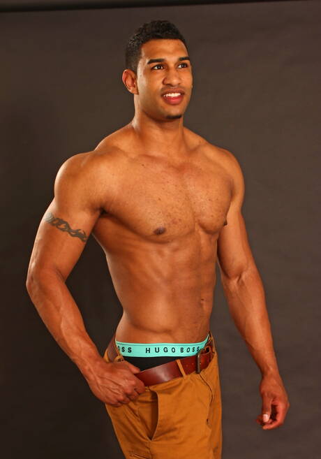 Latynoski kulturysta Enrique A rozbiera się i pokazuje tyłek