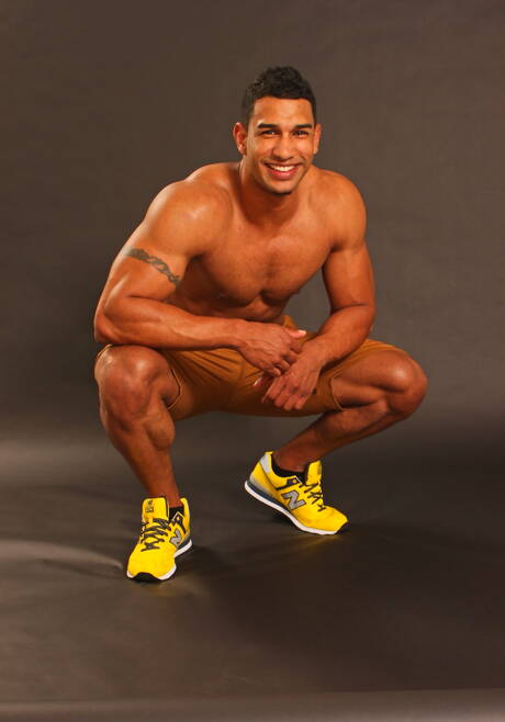 Latynoski kulturysta Enrique A rozbiera się i pokazuje tyłek